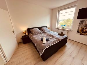 ein Schlafzimmer mit einem Bett mit zwei Teddybären darauf in der Unterkunft Zur schönen Aussicht I 150 I Oase I Purer Luxus in Dortmund + 26 Fotos
