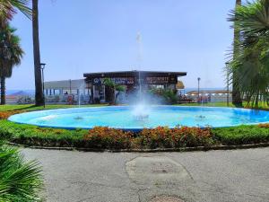 ヴァラッツェにあるVaze's Heart by Holiday Worldの公園の建物の前の噴水