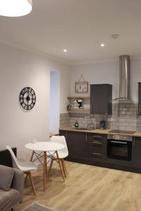 丁沃尔One bedroom Flat in Dingwall的带桌子和椅子的厨房