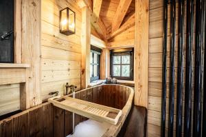 Koupelna v ubytování Les cabanes des Dolimarts + 37 fotografií