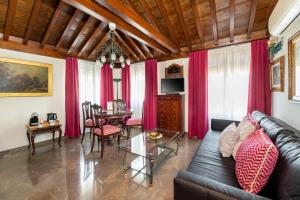 a living room with a couch and a table at Aljibe Rodrigo del Campo 2B in Granada