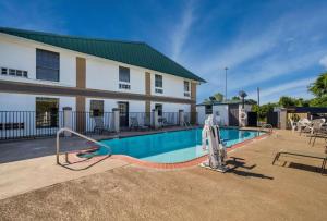 una piscina frente a un edificio en Quality Inn Brownsville, en Brownsville