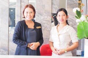 Deux femmes se tenant côte à côte dans l'établissement Marton Suites, à Sanghay