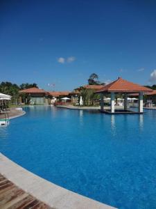 Una gran piscina de agua azul en un complejo turístico. en Dork Jumpa Hotel, en Vientiane