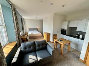 圣比斯Grindal Studio Apartments - Newly Opened Luxury Accommodation的客厅里有一张沙发和一张床