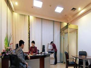 Tres hombres sentados en un escritorio en una oficina en Lu'an Jinling Wanxi Hotel, en Lu'an
