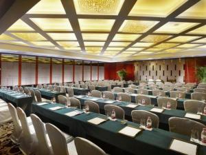 a large room with rows of tables and chairs at Dezhou Regal Kangbo Hotel in Songguantun +137 photos