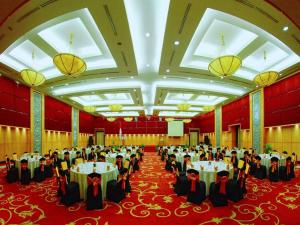 une grande salle de banquet avec des tables dans l'établissement Grand Basko Hotel, à Minangkabau International Airport
