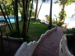Kolam renang di atau dekat dengan Dolphinbay Beachfront & Dive Resort