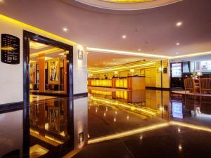 un hall d'un immeuble avec une porte en verre dans l'établissement Wuhan Premier Mayflowers Hotel, à Wuhan 269 autres photos