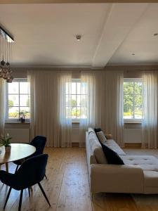 DobeleApartamenti Stella的客厅里有一张白色的沙发和一张桌子