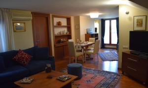 a living room with a blue couch and a table at Le Petite Resort B&B in Rome