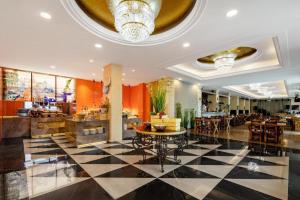 eine Lobby mit einem Tisch und Stühlen in einem Gebäude in der Unterkunft Jinrong International Hotel in Shanghai