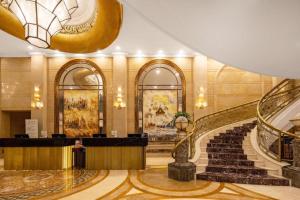 eine Lobby mit einer Wendeltreppe in einem Gebäude in der Unterkunft Jinrong International Hotel in Shanghai