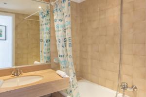 un baño con lavabo y ducha en Résidence Partenaire Le Palais de la Marine, en Villefranche-sur-Mer 30 fotos más