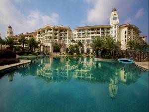a resort with a pool in front of a building at Country Garden Phoenix Hotel Anqing in Renyuexing