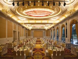 a banquet hall with tables and chairs and a chandelier at Country Garden Phoenix Hotel Anqing in Renyuexing