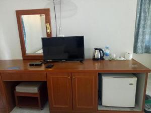 Un televizor și/sau centru de divertisment la Chill Beach Resort +51 fotografii