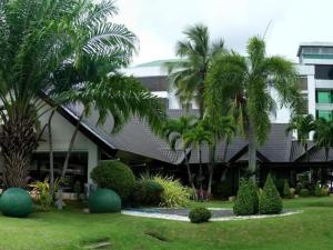 Taman di luar The Ritz Hotel at Garden Oases