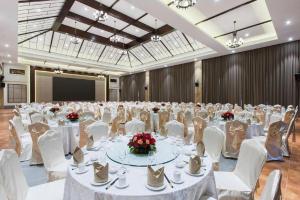a large banquet hall with white tables and white chairs at LN Dongfang Hot Spring Resort in Daqiao +277 photos