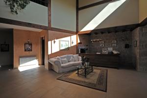 A seating area at Hotel Rural y Restaurante, Rinconcito de Gredos