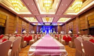 ein Bankettsaal mit einem langen Tisch und Stühlen in der Unterkunft Cixi Hangzhou Bay Hotel in Hejiao + 102 Fotos