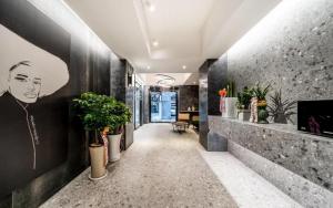un pasillo con plantas en las paredes de un edificio en Jongro HOTEL LABOUM, en Seúl