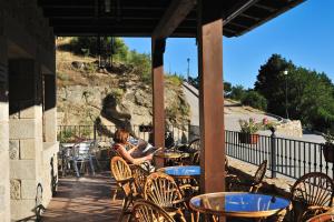A restaurant or other place to eat at Hotel Rural y Restaurante, Rinconcito de Gredos