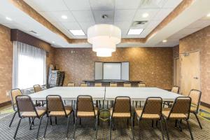 Zona de afaceri și/sau sala de conferințe de la Comfort Suites +52 fotografii