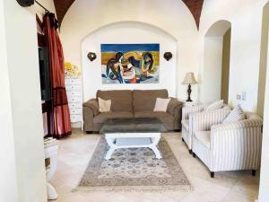 Ruang duduk di Private Villa with heated pool and lagoon