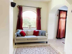 Ruang duduk di Private Villa with heated pool and lagoon