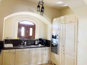Dapur atau dapur kecil di Private Villa with heated pool and lagoon
