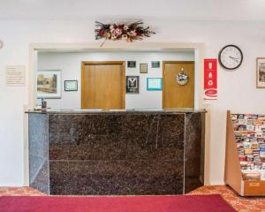 a lobby with a marble counter and a clock at Econo Lodge Cuba I-86 in Cuba