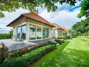 O grădină în afara Lucerne Villa Resort
