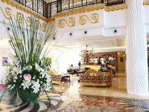 a lobby of a hotel with a large lobby with flowers at Oasis O.City Hotel in Shenzhen +195 photos