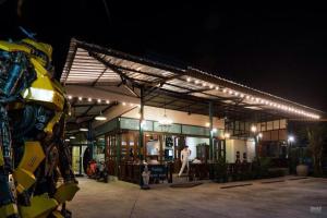 En restaurant eller et andet spisested på Sunday J Resort & Restaurant + 87 billeder