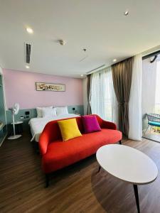 Postel nebo postele na pokoji v ubytování Flamingos Ibiza Hải Tiến tầng cao nhìn trọn view biển Hải Tiến