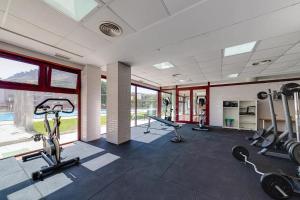 ein Fitnessstudio mit Laufbändern und Crosstrainern in der Unterkunft Balnea Experiences - Apartamentos con Piscina Exterior, Jacuzzi y Gimnasio in Archena
