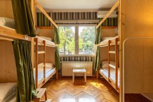 เตียงในห้องที่ Cabbage Hostel