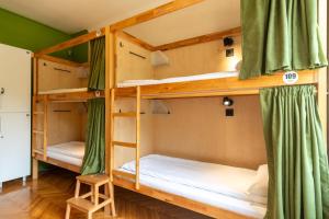 เตียงในห้องที่ Cabbage Hostel