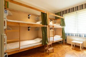 เตียงในห้องที่ Cabbage Hostel