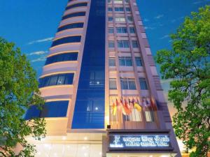 金边Kirirom Crystal Hotel的一座前面有标志的高楼