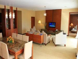 TV a/nebo společenská místnost v ubytování Grand Mutiara Hotel