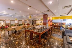 一座费萨拉巴德酒店餐厅或其他用餐的地方