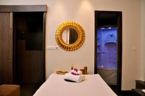 Letto o letti in una camera di Pramod Convention & Club Resort