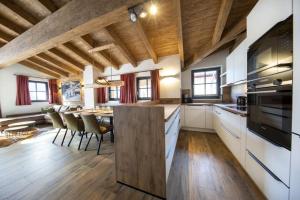 Dapur atau dapur kecil di Chalet Bergzeit +34 gambar