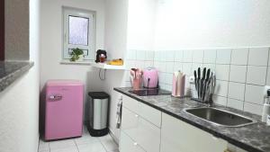 Kuchyň nebo kuchyňský kout v ubytování HAPPY HOMES PINK - Up to 4 - Küche - W-LAN - Netflix - Disney - Honig - Badewanne