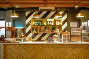 un bar in un ristorante con bancone e luci di Fitra Hotel Majalengka a Majalengka Altre 94 foto