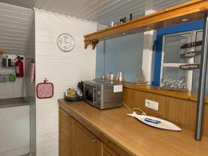 a kitchen with a counter with a microwave on it at Familienferienwohnung in Eckernförde