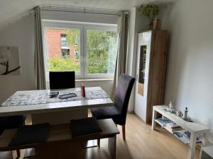 an office with a desk and a chair and a window at Familienferienwohnung in Eckernförde +13 photos